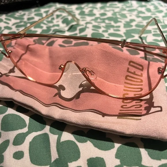 Missguided Pink Aviator Sunglasses with rose gold detailing - Picture 3 of 4